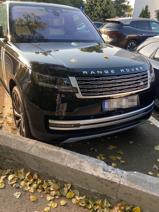 Parcarea a fost plină cu ”bijuterii” pe patru roți (Foto: CANCAN.RO)