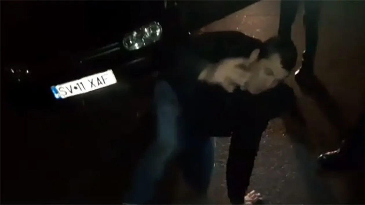 Caz incredibil în judeţul Suceava. Un şofer beat mort, ajuns cu maşina în şanţ, a căzut în faţa poliţiştilor