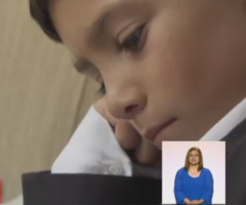 Caz incredibil în Prahova! Doi frați, orfani de tată și părăsiți de mamă, locuiesc într-o casă sărăcăcioasă, fără energie electrică