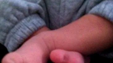 Uite ce poza are Andra pe telefon! Micutul David, prima aparitie oficiala