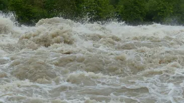 Cod portocaliu de inundații pe râuri din județele Sălaj și Mureș