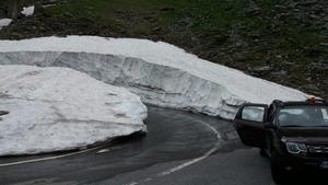 Zăpadă „cât casa” pe Transfăgărășan! Drumul este închis