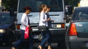 Masuri extreme luate de Gigi din puscarie! Trimisul secret la scoala fiicei sale, filmat de paparazzii cancan.ro!