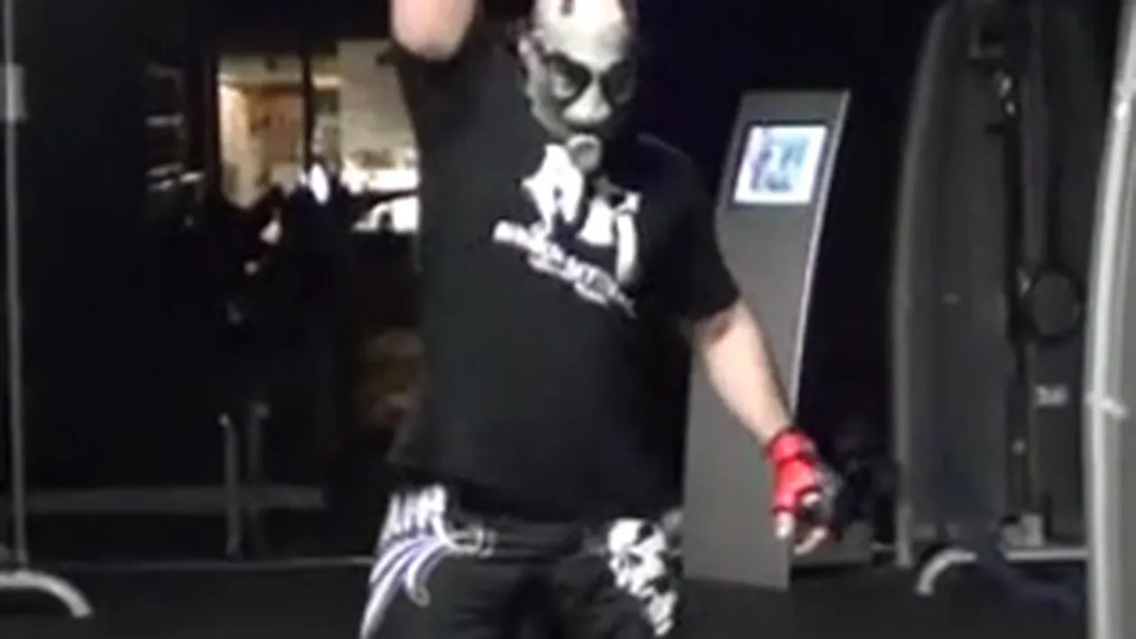 Te crezi puternic ca tragi de fiare?! Uite cum arata zece minute de antrenament pentru un animal din MMA - Cu masca de gaze pe fata, cu lanturi si bile de fier - Garantat nu rezisti