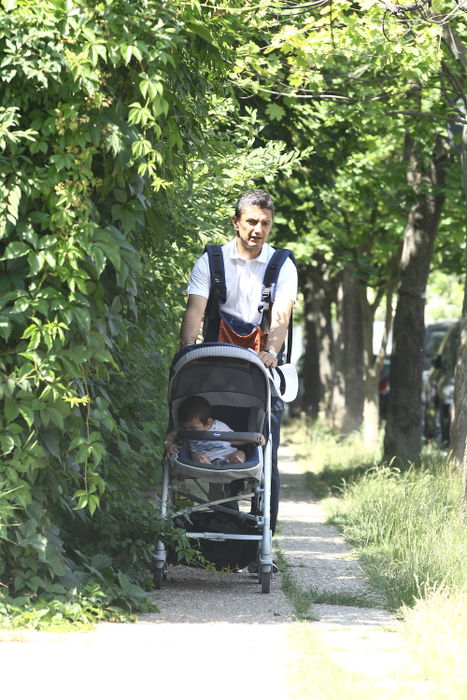 Răzvan Lucescu, cu marsupiul pentru bebeluși