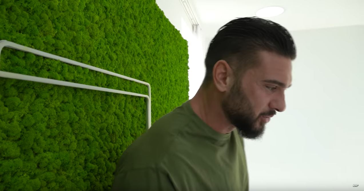 Incredibil! Ce a putut să pună Dorian Popa pe peretele biroului din casa de 300.000 de euro | FOTO