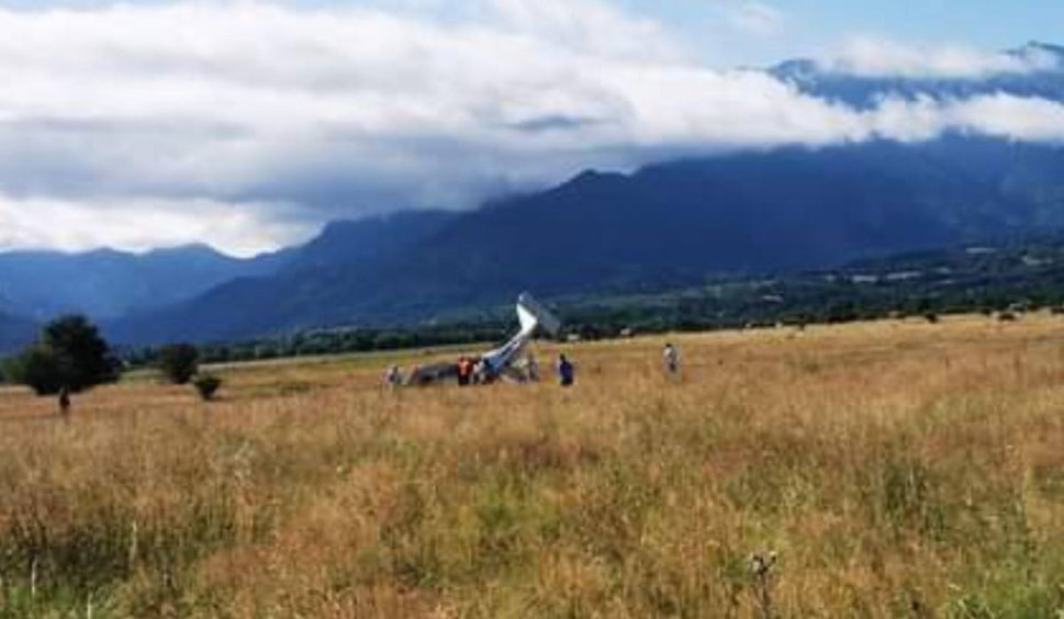 Autorităţile sunt în alertă, după ce un avion s-a prăbușit în Brașov. Un bărbat a murit