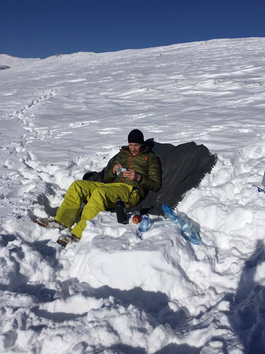 Mikael Fredholm se relaxează în zăpadă