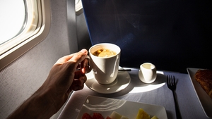 De ce nu trebuie să comanzi cafea în avion. O fostă stewardesă avertizează