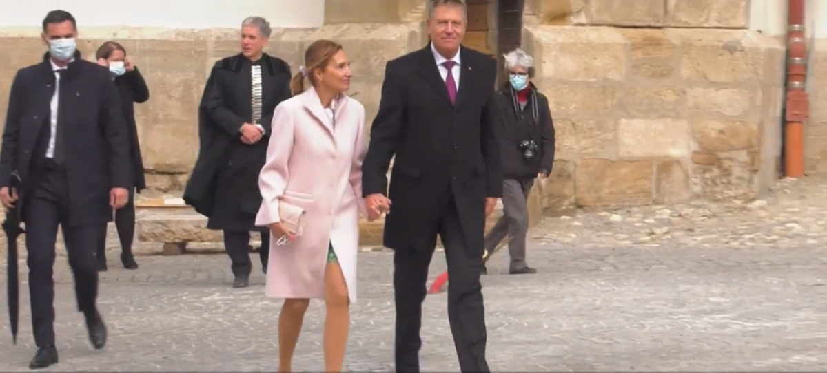 Carmen Iohannis a făcut furori! Cum s-a îmbrăcat Prima Doamnă la slujba de inaugurare a Catedralei Evanghelice din Sibiu
