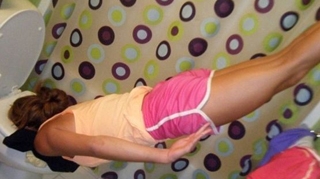 Zici "planking" si tragi apa! Zeci de internauti si-au bagat capul in WC! Voi ce parere aveti despre gestul lor?