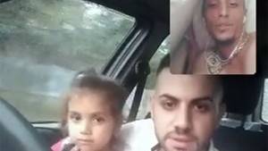 Un șofer inconștient din Craiova face live la volan cu 4 copii în mașină!