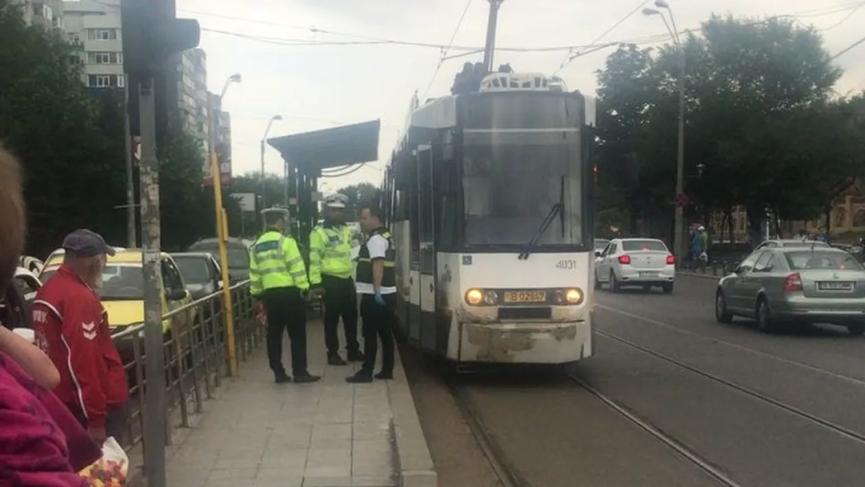 Unei femei i-au fost secționate picioarele de tramvai! Scene terifiante în Capitală