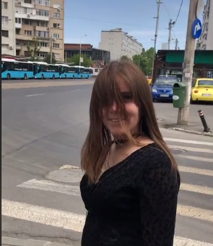 Cum a fost surprinsă Vulpiţa, în plină stradă! Reacţie bizară când a văzut că este filmată. FOTO
