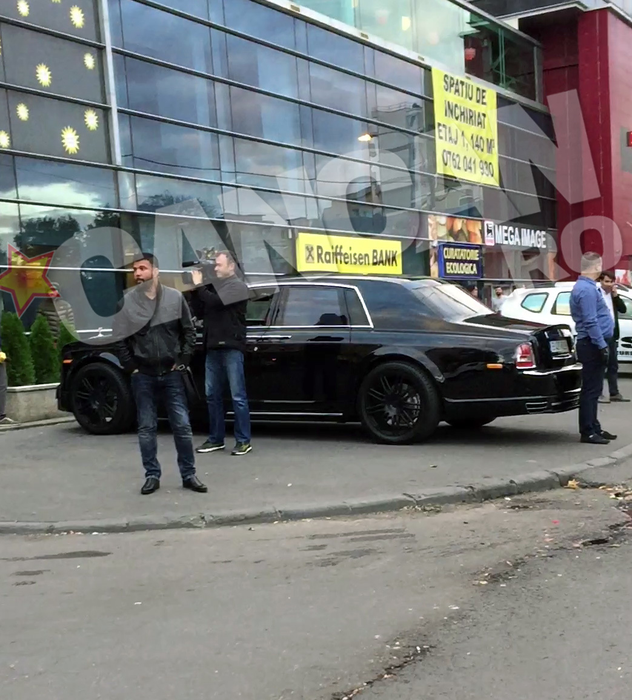 MIKE TYSON, păzit mai ceva ca un şef de stat! Din coloana oficială au făcut parte un Rolls Royce şi un Cadillac! Imagini realizate în această seară, în Bucureşti