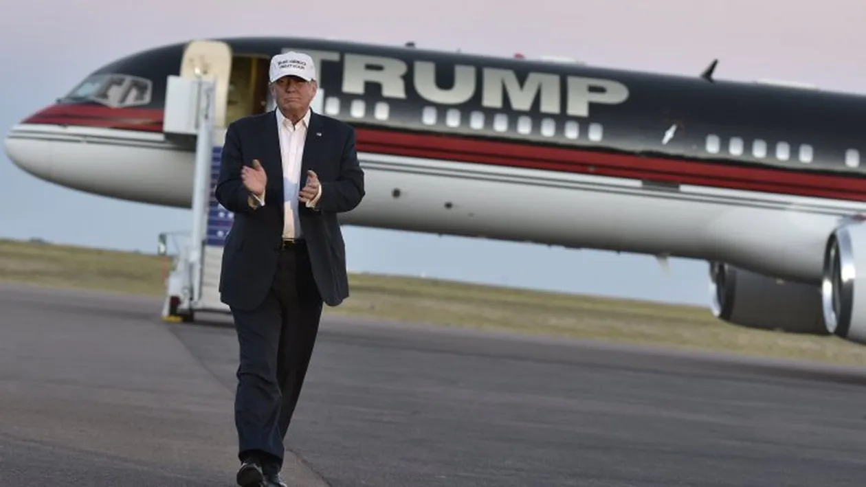 Stare de alertă la Casa Albă! Avionul lui Donald Trump, lovit de un bombardier!