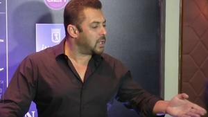 SALMAN KHAN a răbufnit după ce un reporter l-a întrebat despre relaţia cu IULIA VÂNTUR! Momentul a fost filmat
