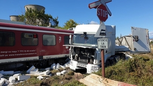 Accident feroviar în Dâmbovița. Un tren a deraiat după ce a acroșat un TIR