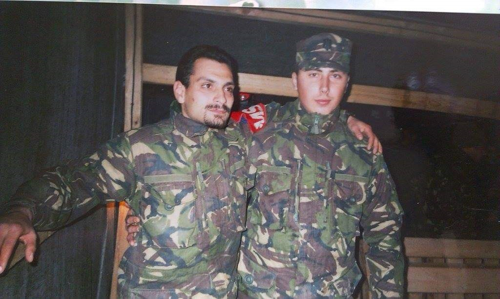 Ciprian Danciu (stânga) în Irak, în 2003
