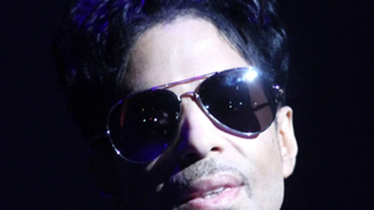 Prince, obligat sa plateasca despagubiri de patru milioane de dolari unei companii de parfumuri