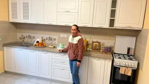 Diana, tânăra de 23 de ani care a rămas văduvă cu doi copii s-a mutat în casa construită din donații: ”Noi trebuie să fim lângă ea”