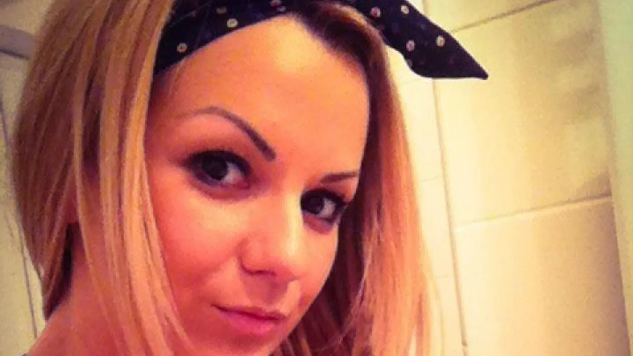 Alexandra Buga, blonda care s-a batut cu Simona Trasca pe un regizor, s-a resemnat: “Umbla cu un pusti de 19 ani