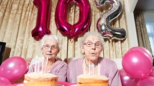 Phyllis Jones și Irene Crump, cele mai bătrâne gemene din Marea Britanie, împlinesc 102 ani. Secretul longevității și vitalității lor este incredibil
