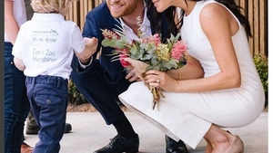 Reacția savuroasă a Prințului Harry când un bărbat cunoscut i-a oferit un buchet uriaș lui Meghan Markle, după ce s-a aflat că e însărcinată