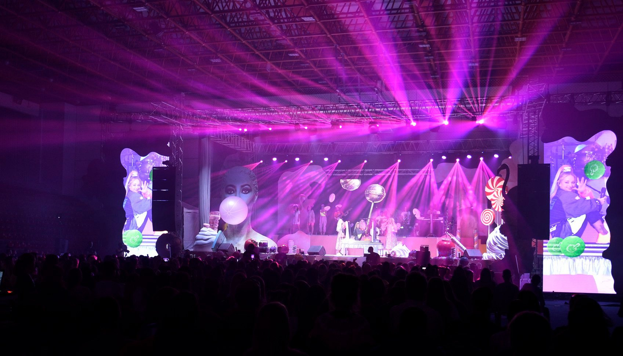 Delia, concert cu totul la vedere! Imagini +18 pentru cei din primul rând