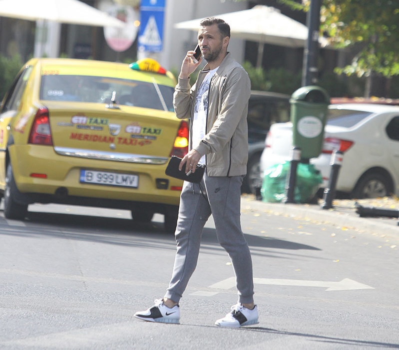 Lucian Sănmărtean vorbeşte relaxat la telefon