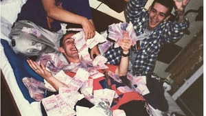 Imaginea pe care n-a văzut-o nimeni până acum! PUYA, în pat cu ŞIŞU, acoperiţi de un maldăr de bani
