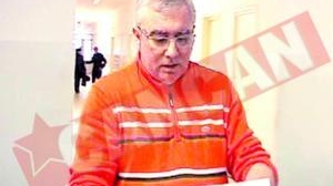 Ameninta asistentele cu pistolul