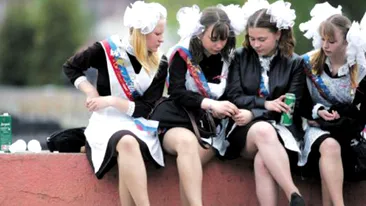Asa se distreaza elevele din Rusia in ziua absolvirii! Isi arata chilotii si beau pe strada