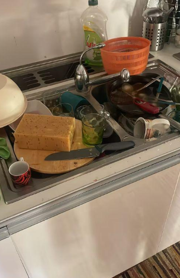 Un proprietar și-a închiriat apartamentul pentru 3 nopți. Ce a descoperit, după plecarea turiștilor