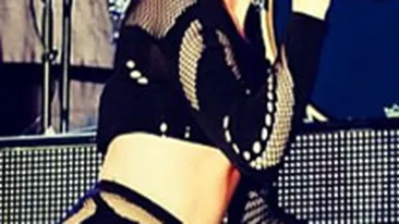 A socat publicul cu aceasta tinuta! Ce cantareata a indraznit sa poarte vestimentatia asta pe scena? Nu avea nici lenjerie intima