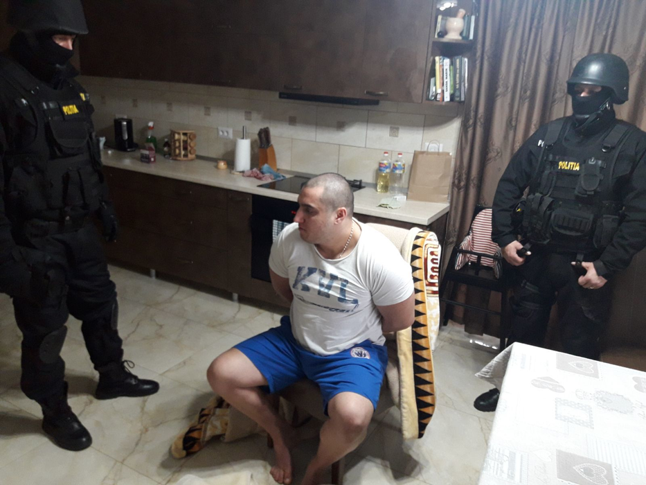 Un poliţist din Suceava este în comă, după ce a fost atacat cu sabia în timpul unor percheziţii!