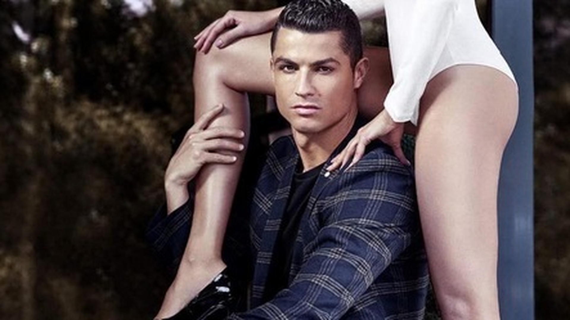 Le schimbă mai des decât dă goluri! CRISTIANO RONALDO, apariţie de senzaţie alături de noua iubită