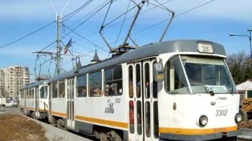 O fată în vârstă de 15 ani, prinsă sub tramvai în zona Luica din Capitală