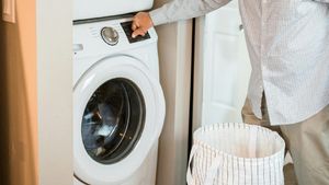 Un bărbat din Iași a murit după ce și-a pus hainele în mașina de spălat. Ce a descoperit Poliția în curte