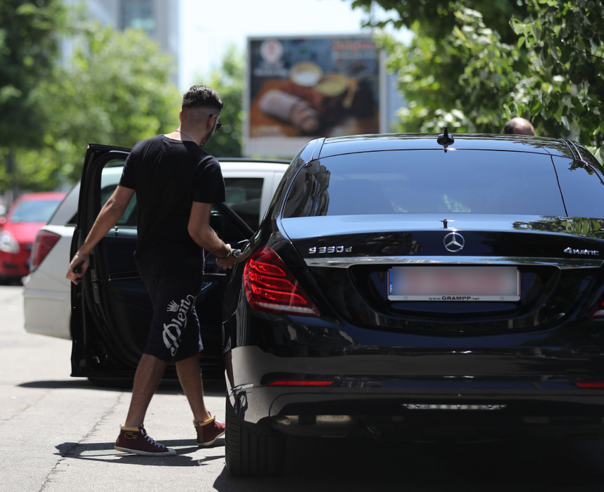 Fulgy al Clejanilor a picat examenul de BAC cu nişte note ruşinoase, dar a primit cadou de la părinţi un Mercedes în valoare de 100.000 de euro!