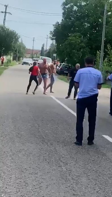 Scene șocante între polițiști și mai mulți bărbați în județul Gorj! Agenții au scos armele și au fost înjurați de scandalagii: “Vrei să te bat cu pistolul în mână?”