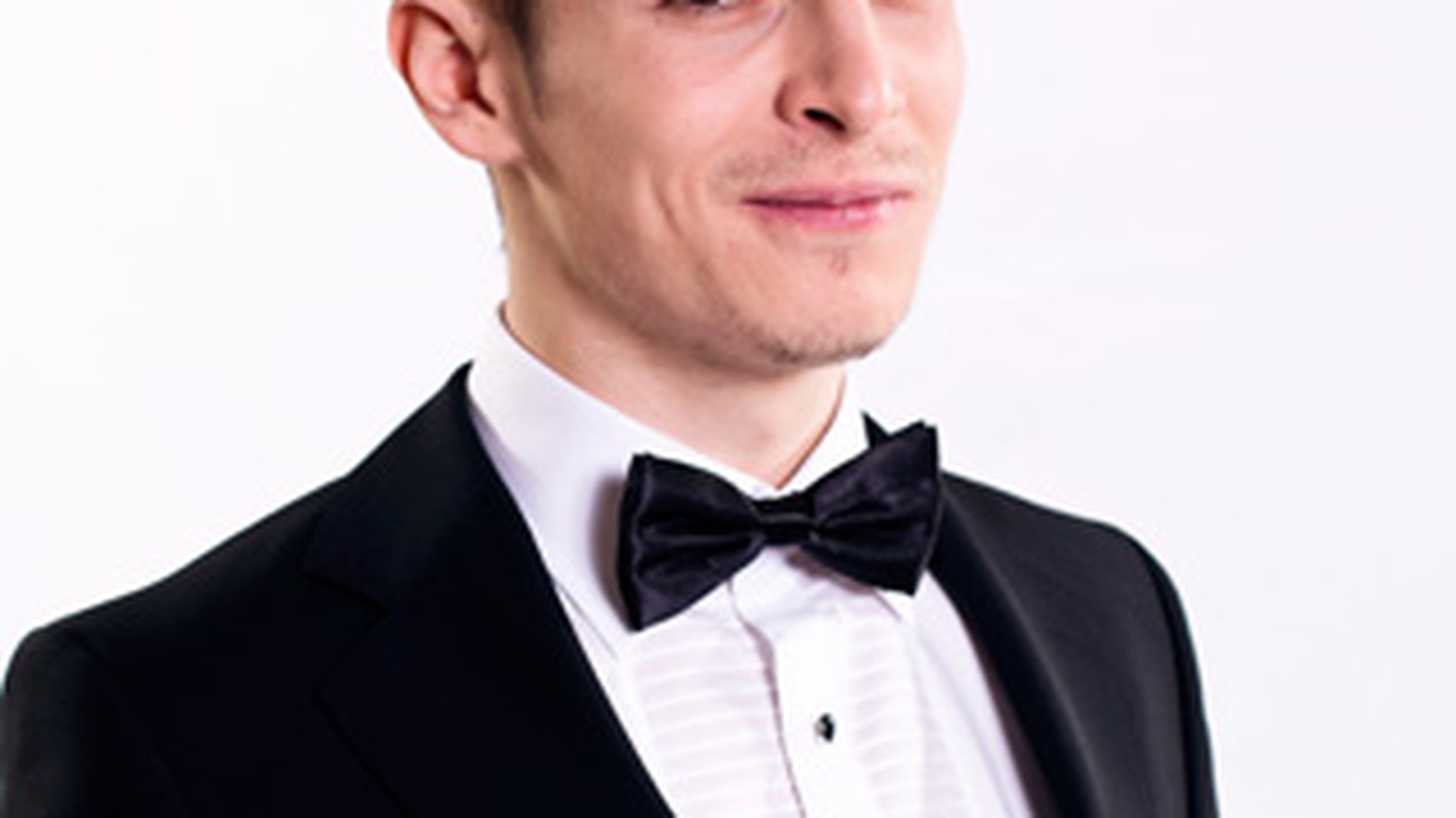Andrei Leonte isi lanseaza primul single! Este textierul primei sale piese