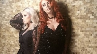 Raluca şi Denisa de la Bambi au pozat sexy, însă un detaliu jenant le-a scăpat în imagine! Ce se vede în poza surprinsă la filmări şi nu va apărea niciodată în clip