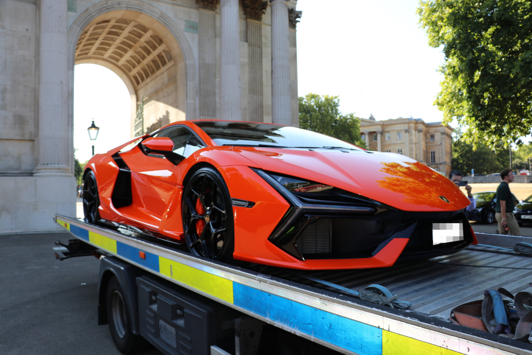 Ferrari Monza de 4,3 milioane de € și alți bolizi, confiscate de poliția din Londra pentru producerea de zgomot excesiv. Șoferii conduceau periculos