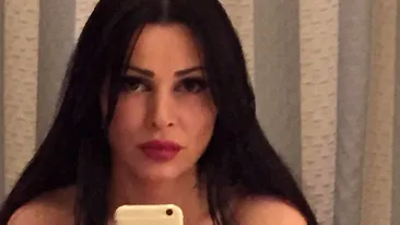 Brigitte l-a dus pe Ilie Năstase la Timişoara, dar şi-a făcut bagajul şi a plecat...la sală. Uite ce abdomen perfect conturat are!