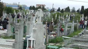 Mormântul unui tânăr de 18 ani, profanat într-o comună din Gorj. Autorii au căutat bunuri de valoare