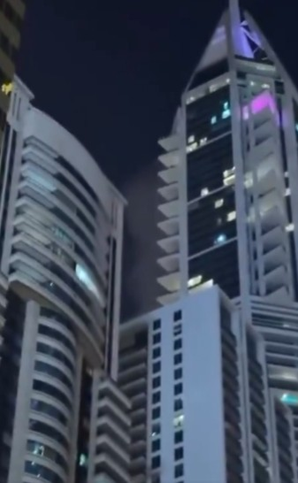 Panică în Dubai! Zgârie-nori, în flăcări: mai multe clădiri au fost evacuate de urgență
