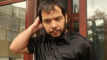 Tatal lui Ionut, copilul ucis de maidanezi, la un pas sa fie omorat de caini! A fost atacat in timp ce se ruga la mormantul fiului