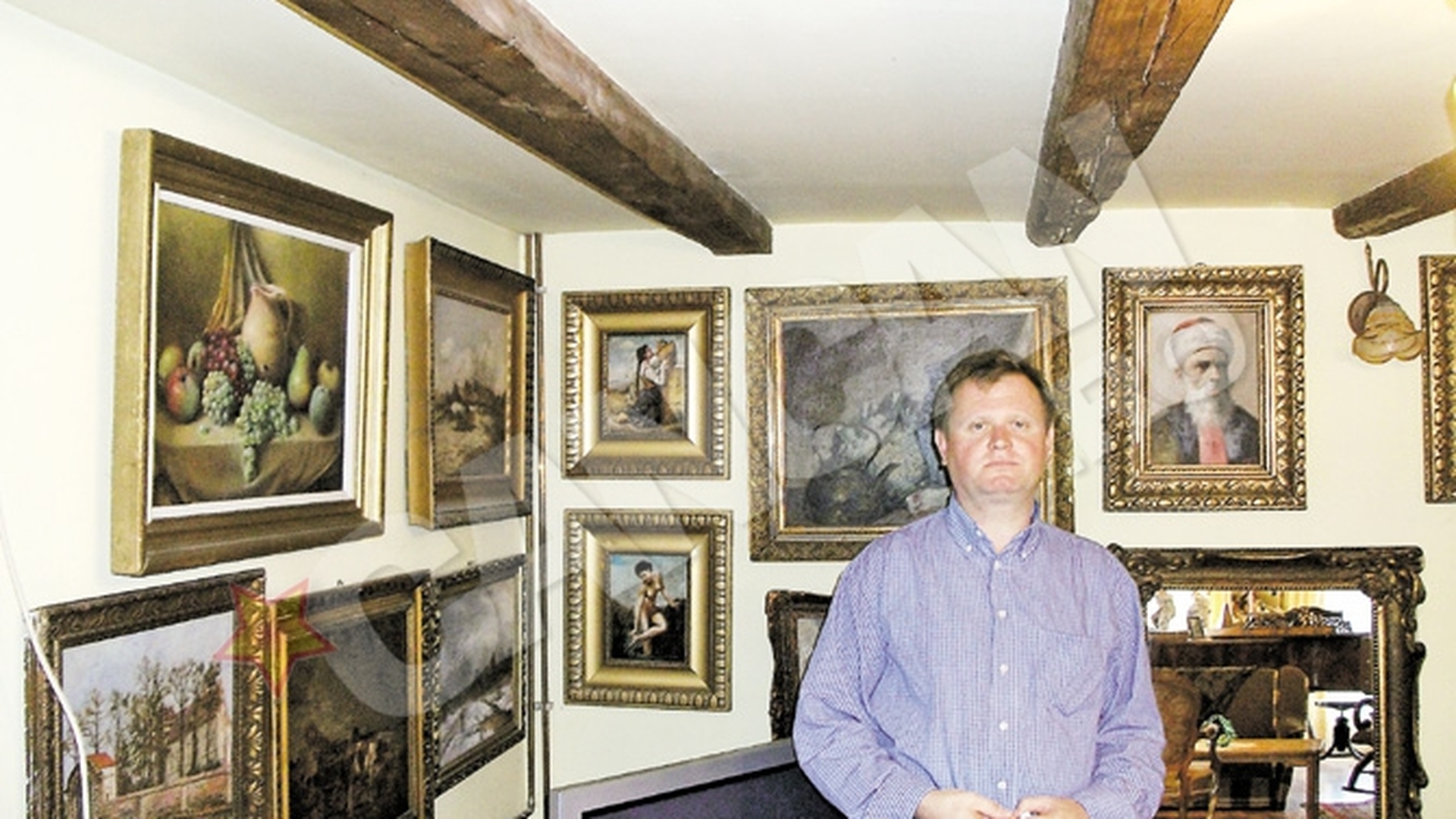 Un clujean are o adevarata galerie de arta la el acasa: zeci de tablouri, ceasuri, portelanuri, poze si carti vechi si valoroase