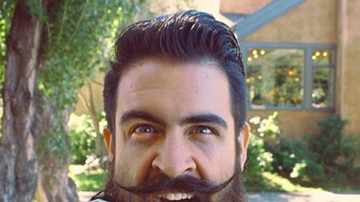 Aşa ceva n-ai mai văzut! Ce poate să facă acest bărbat cu barba sa! Uite cât o are şi ce vrea să demonstreze cu acest lucru